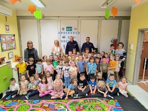 Dzielnicowi z przedszkolakami z Samorządowego Przedszkola w Rzemieniu