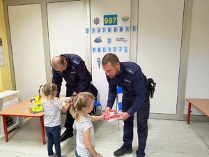 Dzielnicowi z przedszkolakami z Samorządowego Przedszkola w Rzemieniu