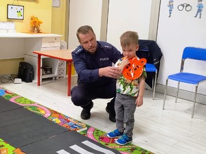 Dzielnicowi z przedszkolakami z Samorządowego Przedszkola w Rzemieniu