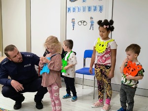 Dzielnicowi z przedszkolakami z Samorządowego Przedszkola w Rzemieniu