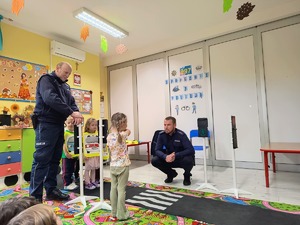 Dzielnicowi z przedszkolakami z Samorządowego Przedszkola w Rzemieniu