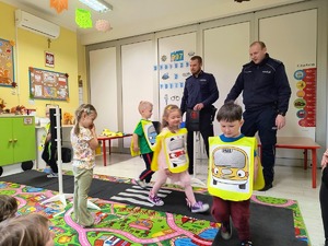 Dzielnicowi z przedszkolakami z Samorządowego Przedszkola w Rzemieniu