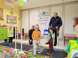 Dzielnicowi z przedszkolakami z Samorządowego Przedszkola w Rzemieniu