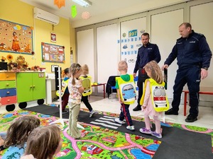 Dzielnicowi z przedszkolakami z Samorządowego Przedszkola w Rzemieniu
