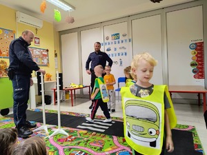 Dzielnicowi z przedszkolakami z Samorządowego Przedszkola w Rzemieniu