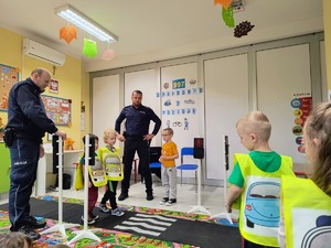 Dzielnicowi z przedszkolakami z Samorządowego Przedszkola w Rzemieniu