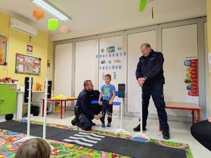 Dzielnicowi z przedszkolakami z Samorządowego Przedszkola w Rzemieniu