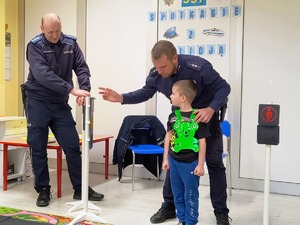 Dzielnicowi z przedszkolakami z Samorządowego Przedszkola w Rzemieniu