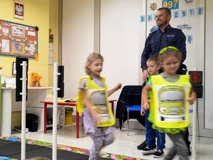 Dzielnicowi z przedszkolakami z Samorządowego Przedszkola w Rzemieniu