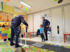 Dzielnicowi z przedszkolakami z Samorządowego Przedszkola w Rzemieniu