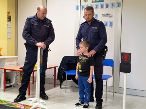 Dzielnicowi z przedszkolakami z Samorządowego Przedszkola w Rzemieniu