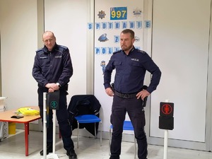 Dzielnicowi z przedszkolakami z Samorządowego Przedszkola w Rzemieniu