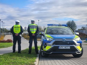 policjanci WRD przy radiowozie