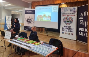 policjantki i uczestnicy spotkania w Woli Mieleckiej