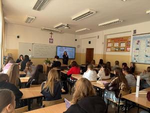 uczniowie z mieleckich szkół ponadpodstawowych z policjantkami