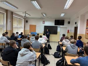 uczniowie z mieleckich szkół ponadpodstawowych z policjantkami