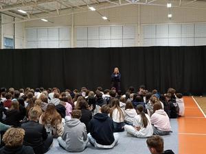 uczniowie z mieleckich szkół ponadpodstawowych z policjantkami