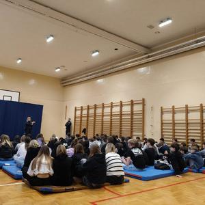 uczniowie z mieleckich szkół ponadpodstawowych z policjantkami