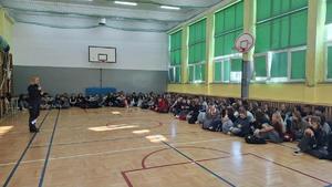 uczniowie z mieleckich szkół ponadpodstawowych z policjantkami