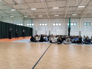 uczniowie z mieleckich szkół ponadpodstawowych z policjantkami