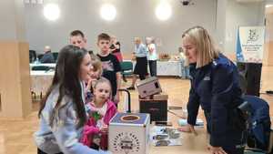 policjantki z uczestnikami spotkania w Woli Mieleckiej