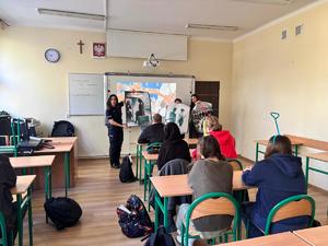 uczniowie CKU w Rzemieniu z policjantkami