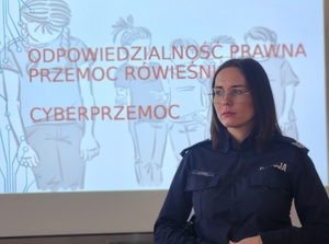 uczniowie CKU w Rzemieniu z policjantkami