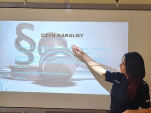 uczniowie CKU w Rzemieniu z policjantkami