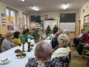 seniorzy, uczniowie SP nr 3 i policjantki