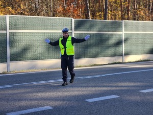 policjanci przy cmentarzu w dniu Wszystkich Świętych