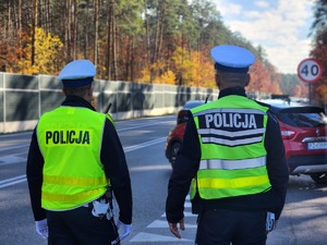 policjanci przy cmentarzu w dniu Wszystkich Świętych