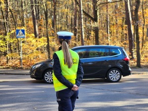 policjanci przy cmentarzu w dniu Wszystkich Świętych