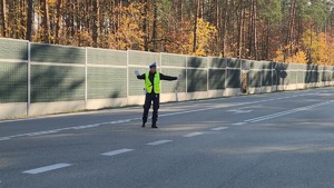 policjanci przy cmentarzu w dniu Wszystkich Świętych