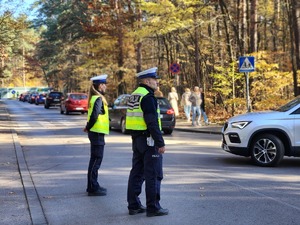 policjanci przy cmentarzu w dniu Wszystkich Świętych