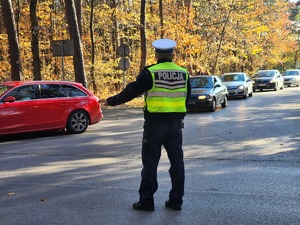 policjanci przy cmentarzu w dniu Wszystkich Świętych