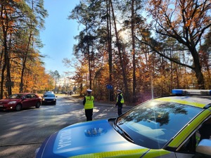 policjanci przy cmentarzu w dniu Wszystkich Świętych