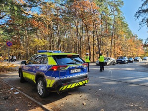 policjanci przy cmentarzu w dniu Wszystkich Świętych