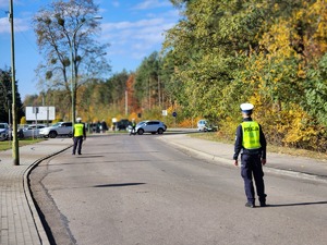 policjanci przy cmentarzu w dniu Wszystkich Świętych