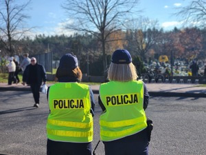 policjanci przy cmentarzu w dniu Wszystkich Świętych