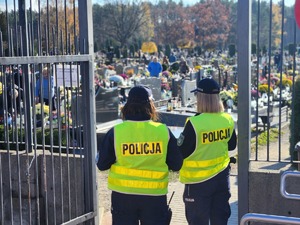policjanci przy cmentarzu w dniu Wszystkich Świętych
