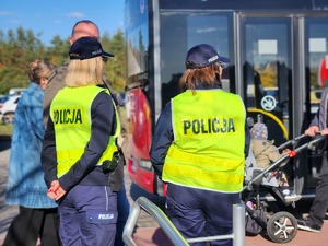 policjanci przy cmentarzu w dniu Wszystkich Świętych