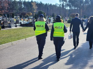 policjanci przy cmentarzu w dniu Wszystkich Świętych