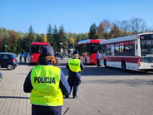 policjanci przy cmentarzu w dniu Wszystkich Świętych