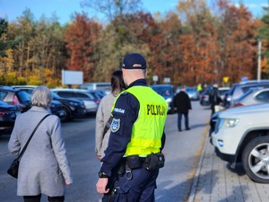 policjanci przy cmentarzu w dniu Wszystkich Świętych