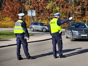 policjanci przy cmentarzu w dniu Wszystkich Świętych