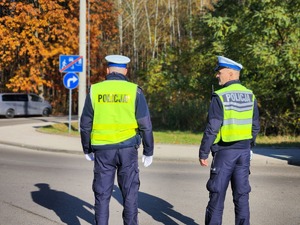 policjanci przy cmentarzu w dniu Wszystkich Świętych