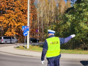 policjanci przy cmentarzu w dniu Wszystkich Świętych
