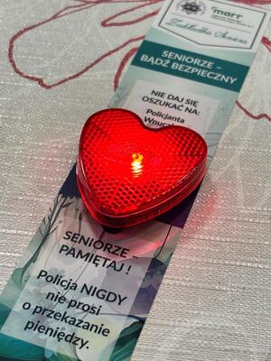 policjantki i uczestnicy spotkania - seniorzy