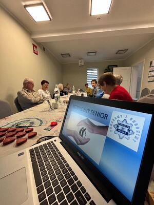 policjantki i uczestnicy spotkania - seniorzy