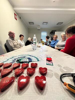 policjantki i uczestnicy spotkania - seniorzy